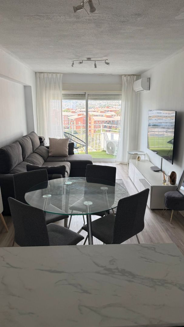 Sala d'estar de Apartament en venda en Benalmádena amb Aire condicionat, Terrassa i Piscina comunitària