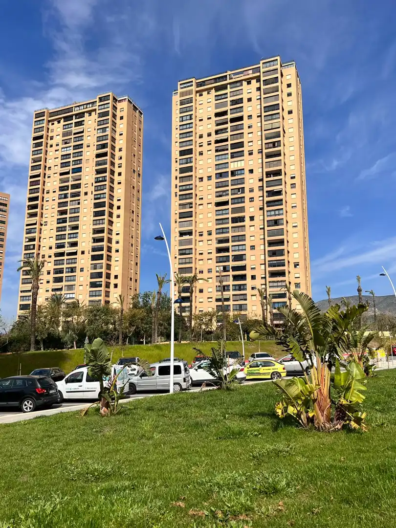 Vista exterior de Apartament en venda en Benidorm amb Aire condicionat, Calefacció i Jardí privat