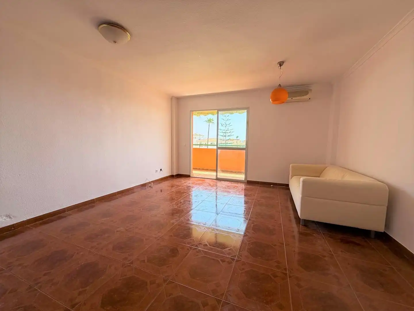Sala de estar de Piso en venta en Torremolinos con Terraza y Piscina comunitaria