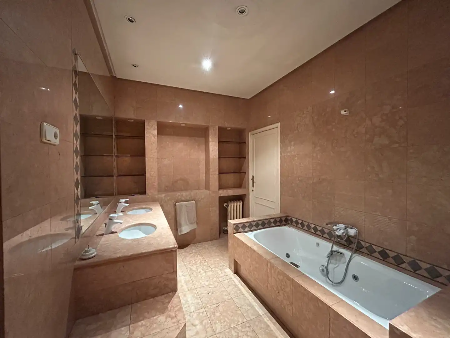 Baño de Piso en venta en Madrid con Calefacción, Parquet y Trastero