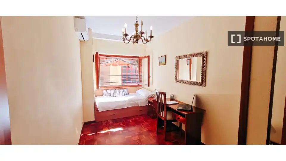 Schlafzimmer von Wohnung zur Miete in Alicante / Alacant mit Klimaanlage, Heizung und Möbliert