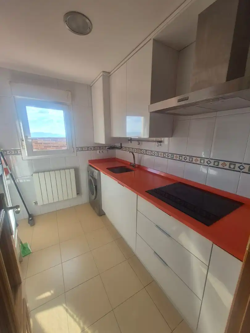 Cuina de Àtic en venda en Ávila amb Calefacció, Terrassa i Traster