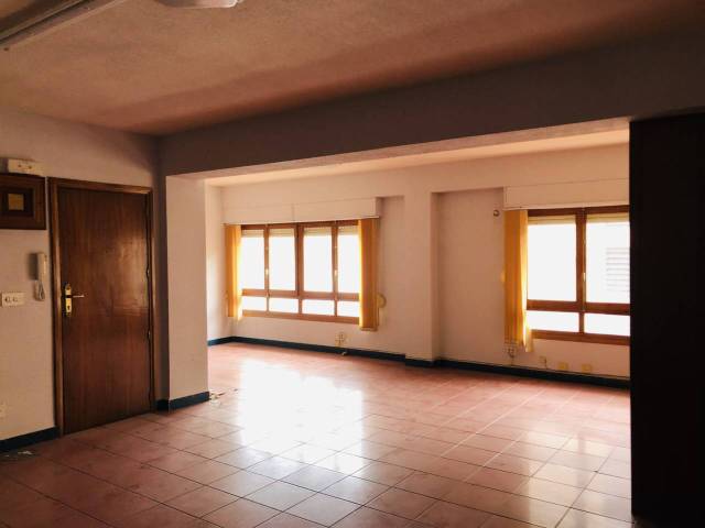 Local comercial en Alquiler en Reyes Católicos, 2 en Plaza Castelar - Mercado Central