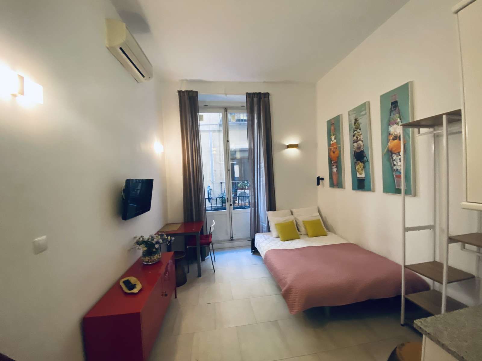 Bedroom of Study to share in  Madrid Capital  with Air Conditioner, Heating and Terrace