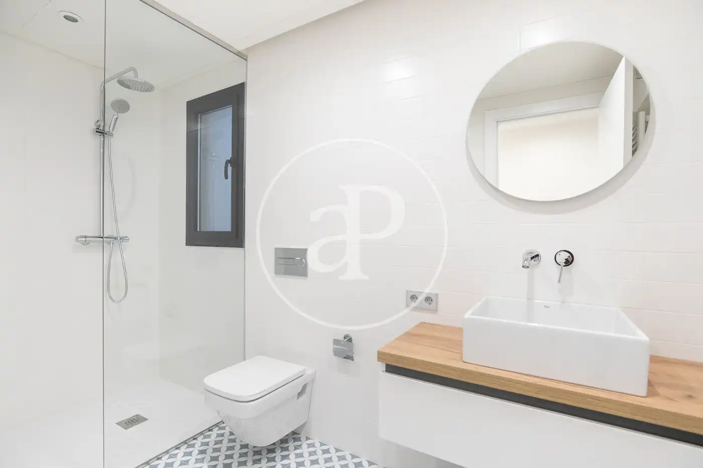 Badezimmer von Wohnung zum Verkauf in Barcelona mit Klimaanlage, Heizung und Balkon