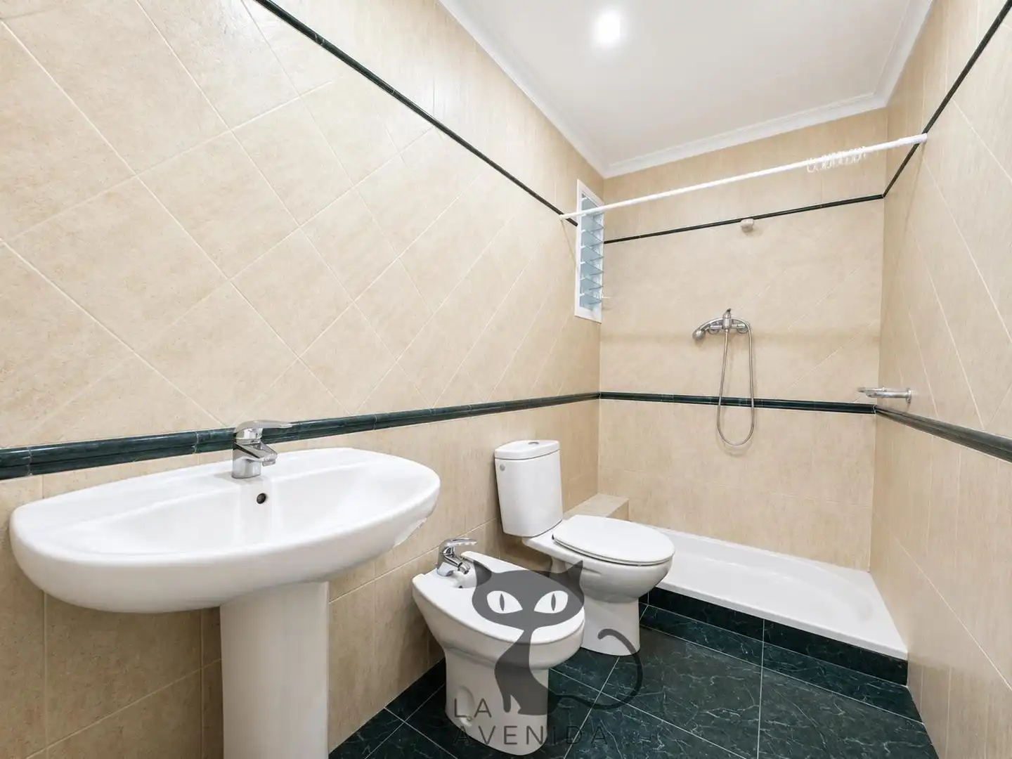 Bathroom of Ground floor for sale in Alfafar  with Air Conditioner and Alarm