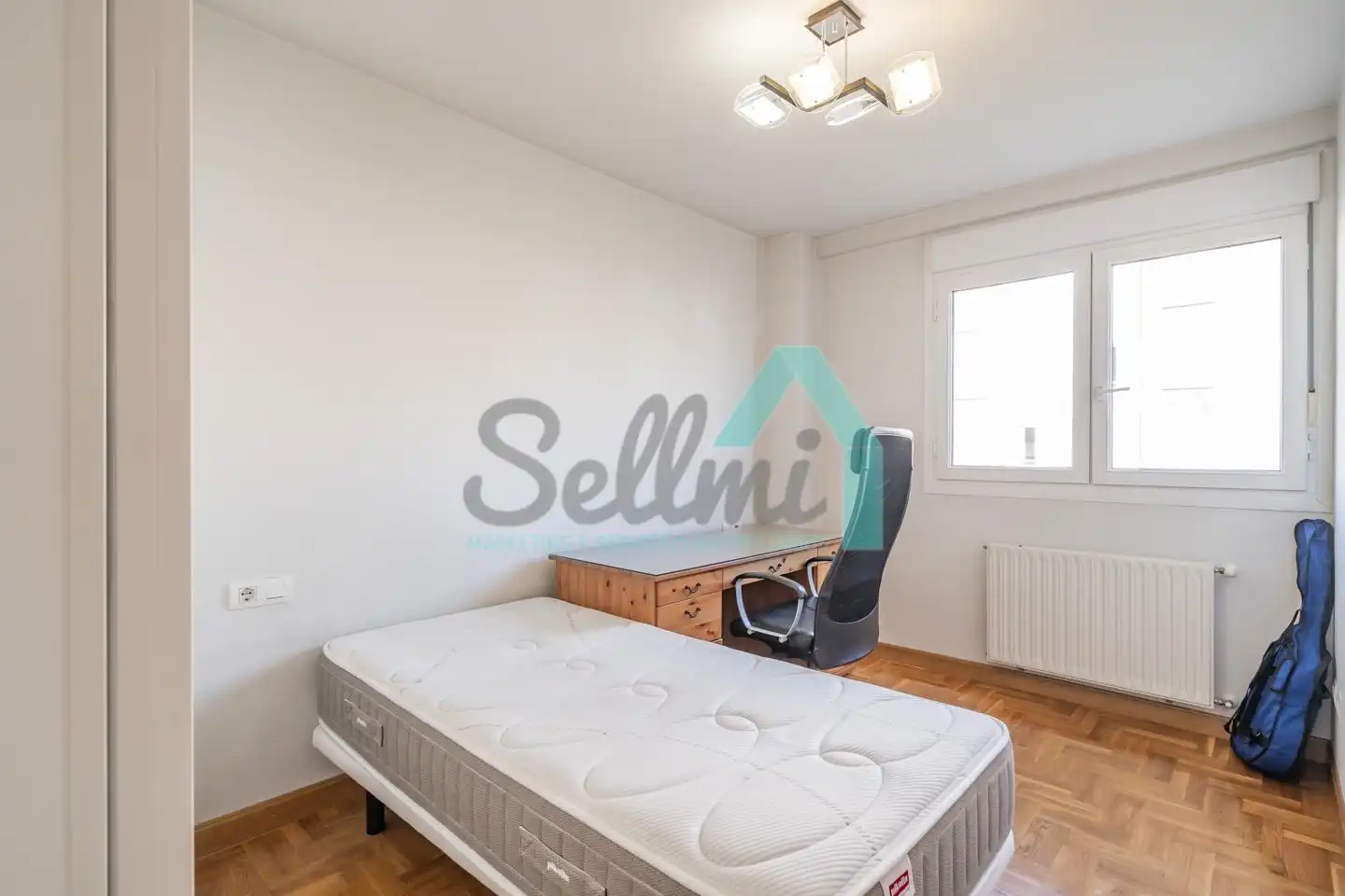 Bedroom of Flat for rent in Oviedo   with Heating, Parquet flooring and Furnished
