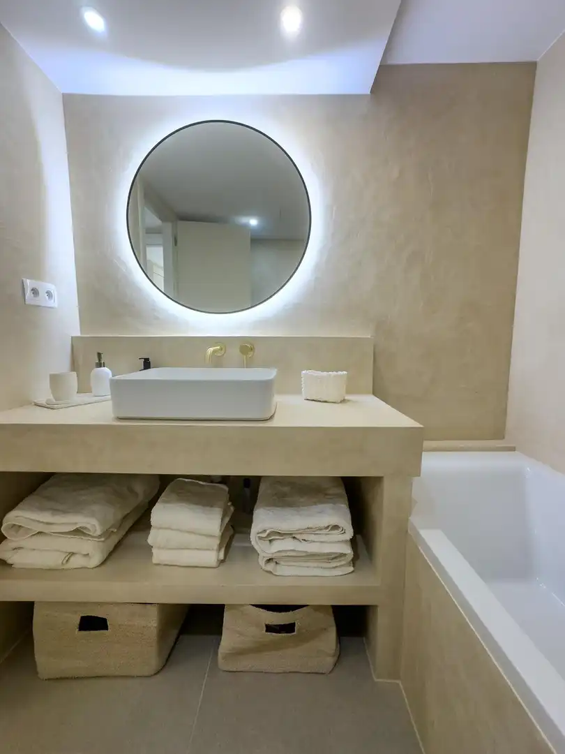 Baño de Apartamento de alquiler en Estepona con Aire acondicionado, Terraza y Piscina