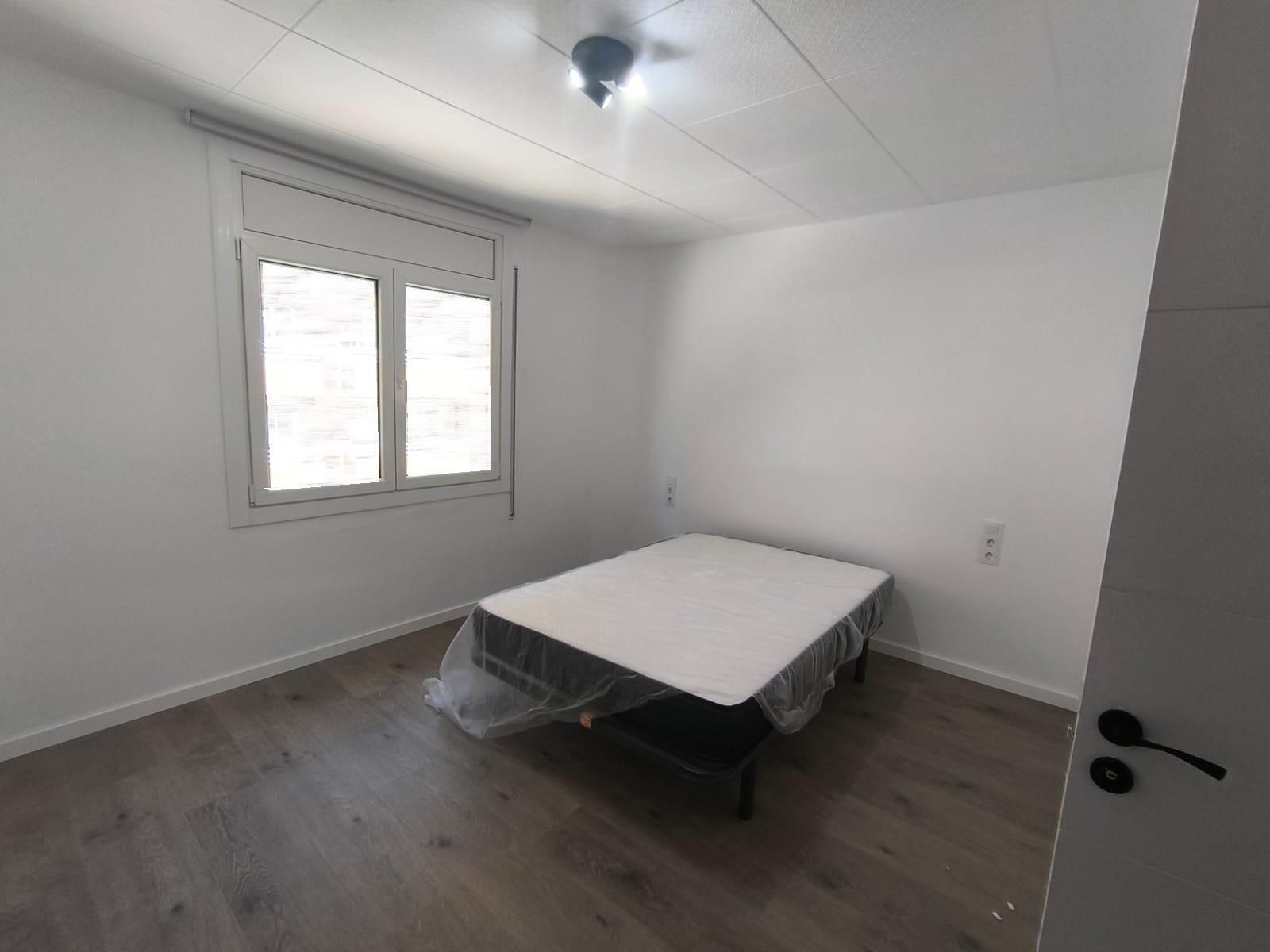 Bedroom of Flat to share in Manresa  with Air Conditioner and Heating