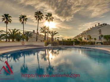 Reihenhaus mit Pool zur Miete in Calle Ravel 12