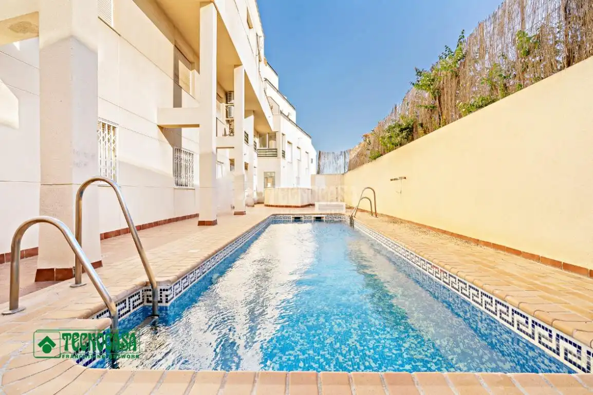 Piscina de Ático en venta en Roquetas de Mar con Aire acondicionado, Terraza y Piscina comunitaria