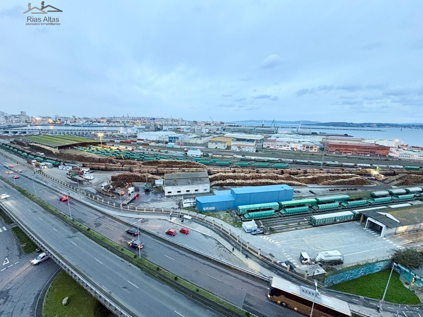 Vista exterior de Pis en venda en A Coruña Capital  amb Calefacció, Parquet i Traster