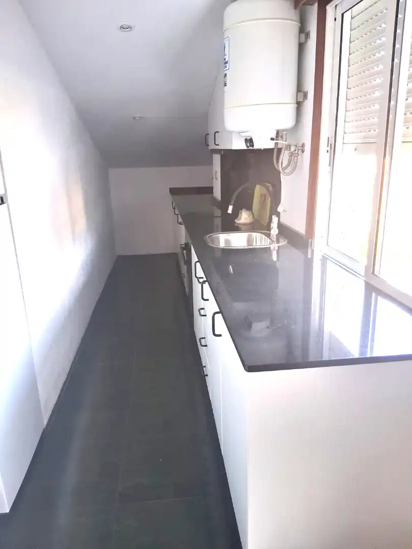 Cuina de Pis de lloguer en Vigo  amb Parquet i Moblat