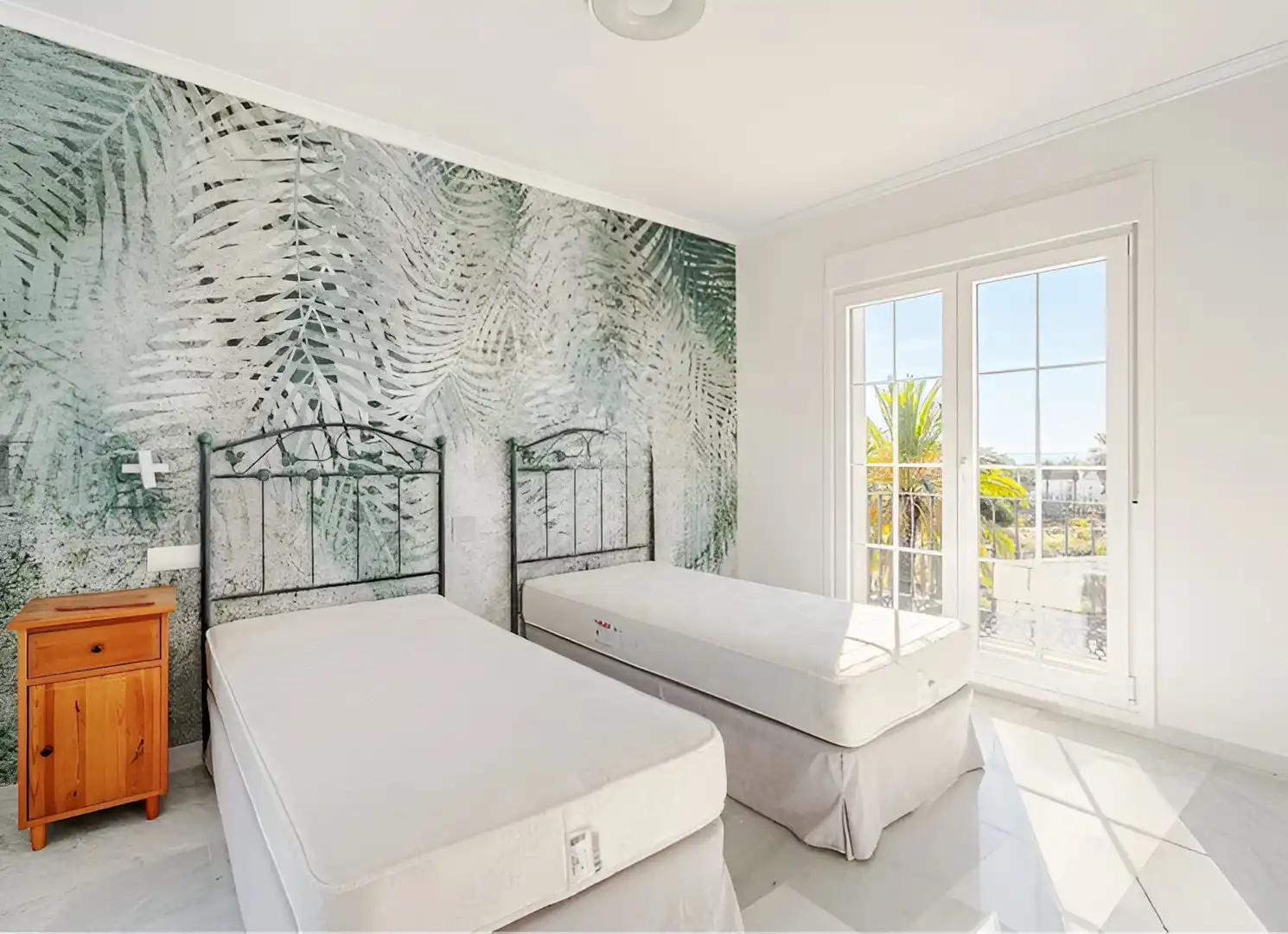 Dormitori de Casa adosada en venda en Estepona amb Aire condicionat, Jardí privat i Terrassa