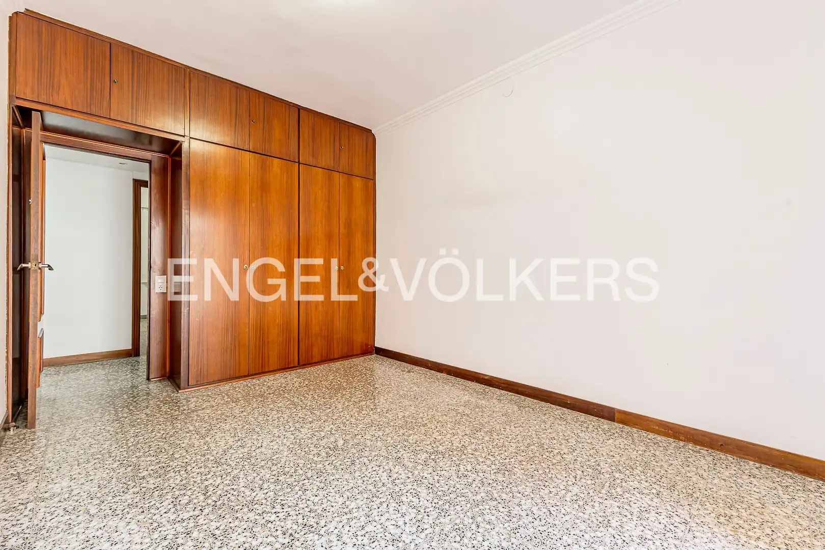 Wohnung zum Verkauf in Barcelona mit Klimaanlage, Heizung und Terrasse