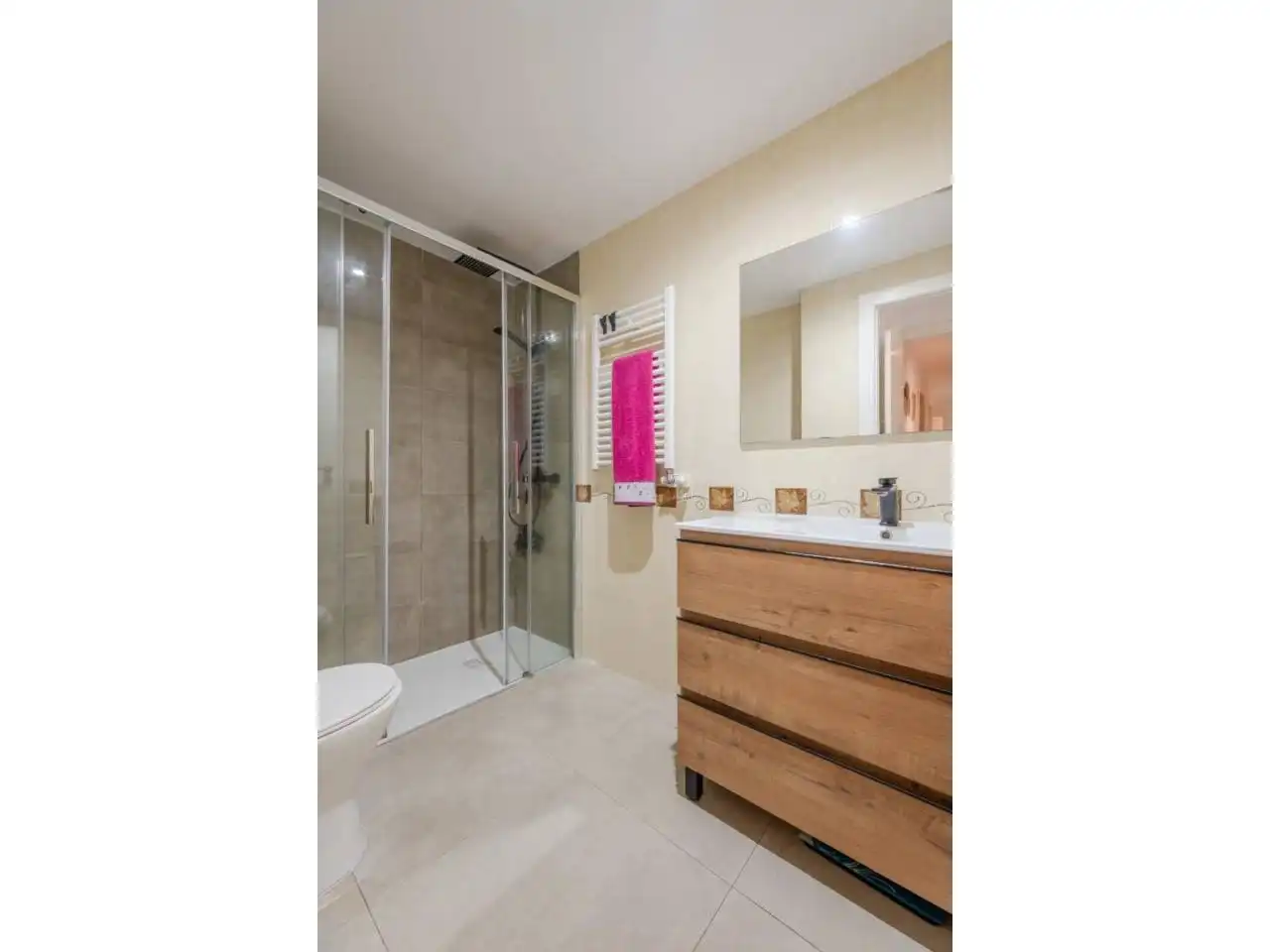 Bathroom of Flat for sale in Girona  with Heating, Parquet flooring and Storage room