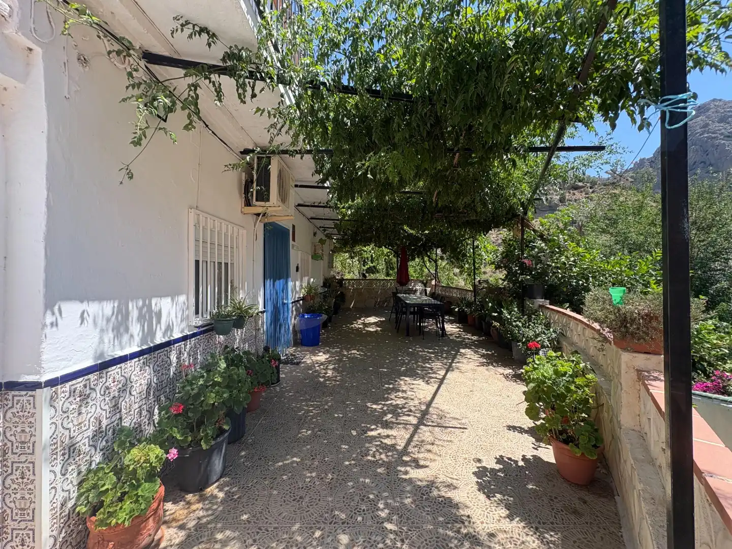 Vista exterior de Casa adosada en venda en Ardales amb Jardí privat, Terrassa i Moblat