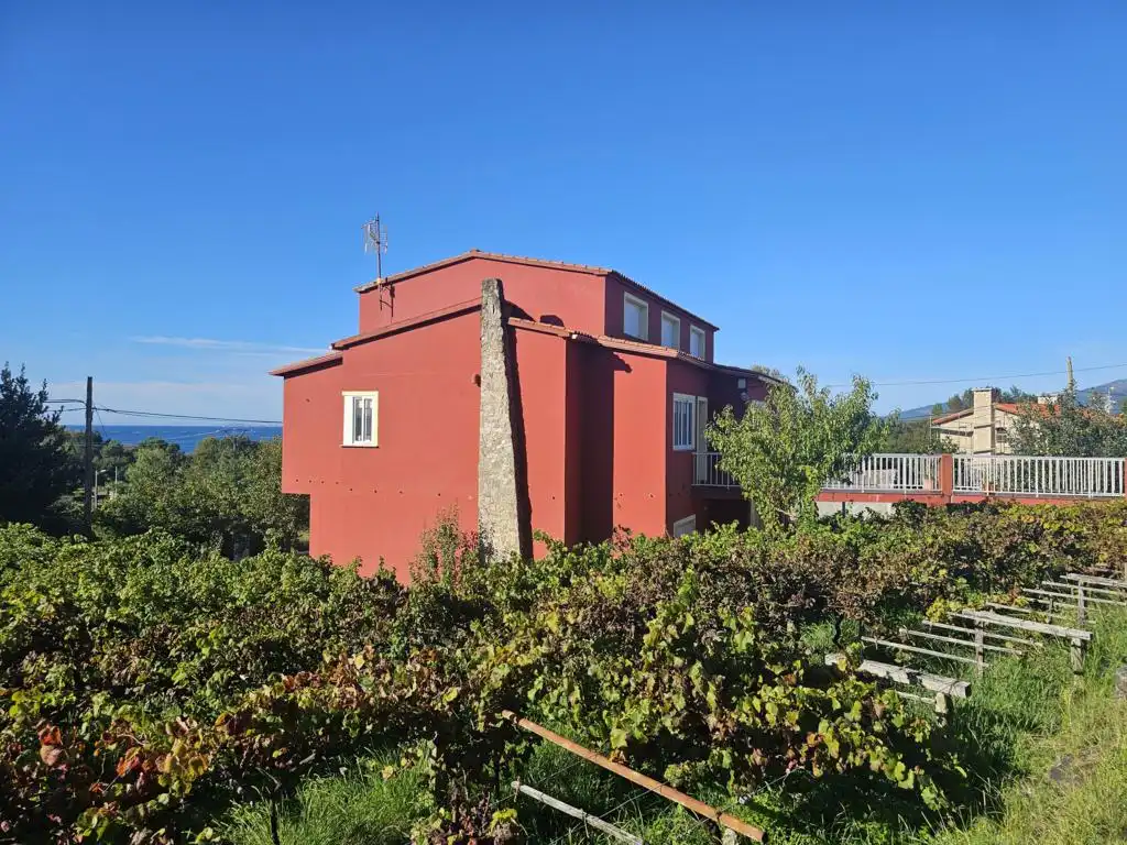 Vista exterior de Casa o xalet en venda en Boiro amb Calefacció, Jardí privat i Parquet