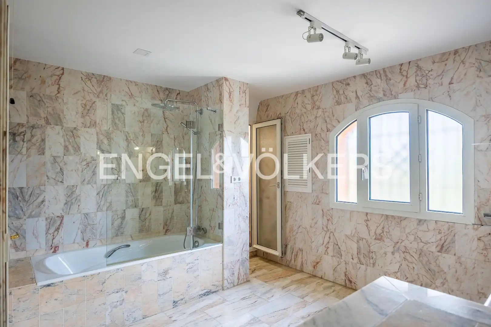 Baño de Casa o chalet en venta en Mairena del Aljarafe con Aire acondicionado, Calefacción y Jardín privado