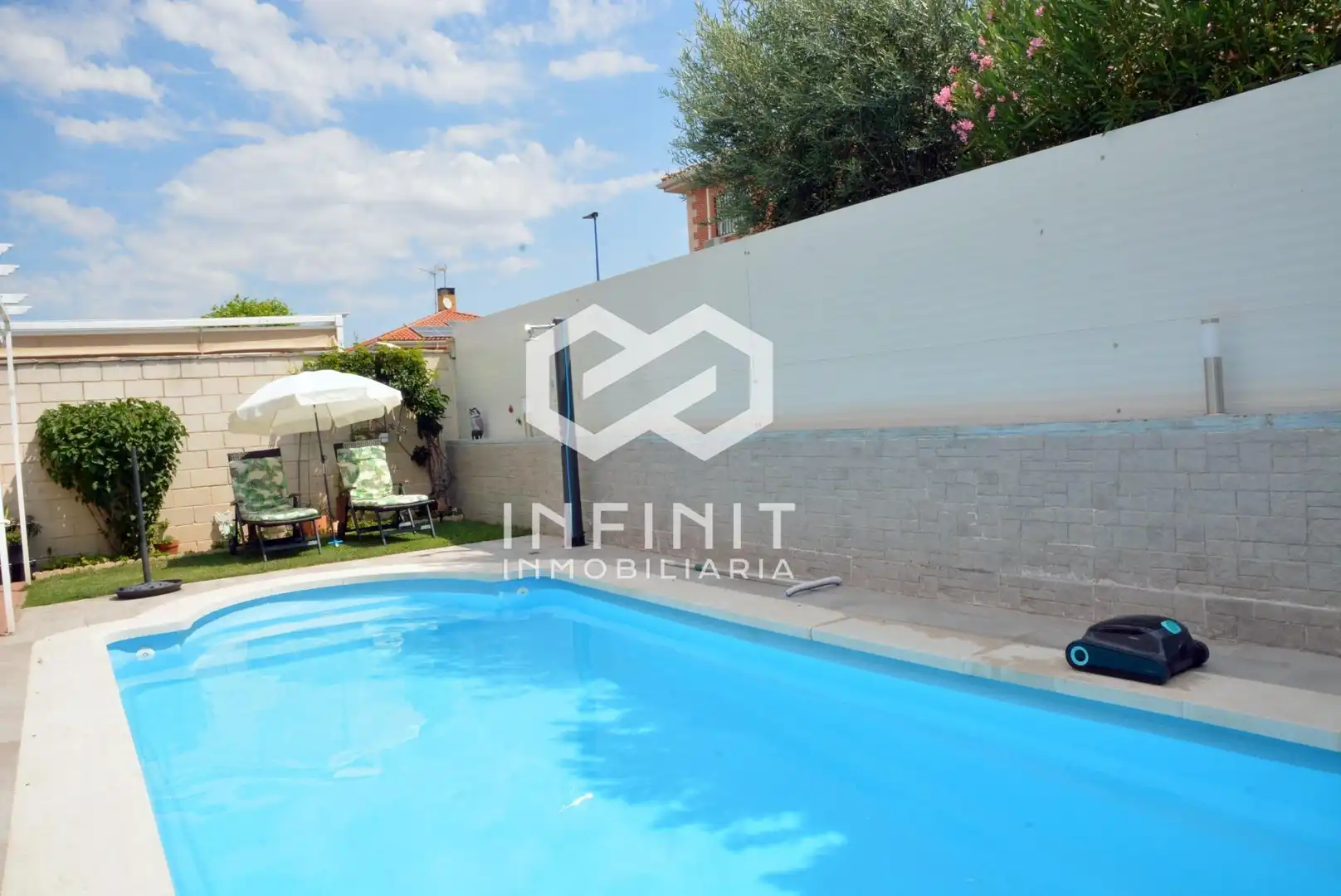 Piscina de Casa adosada en venda en Torrejón del Rey amb Calefacció, Jardí privat i Terrassa