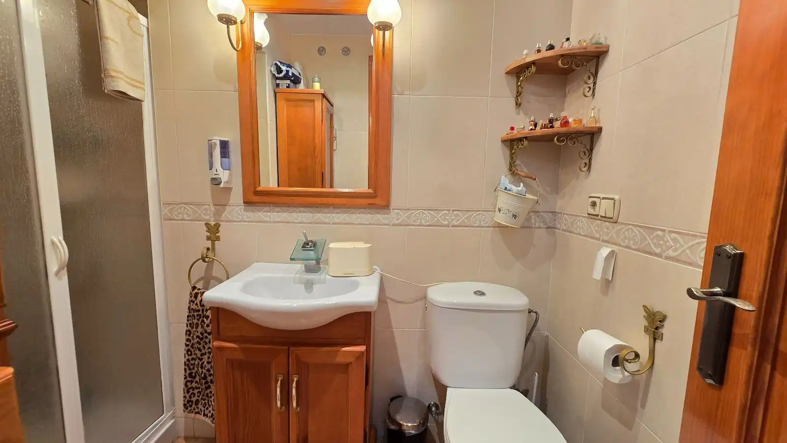 Badezimmer von Einfamilien-Reihenhaus zum Verkauf in Málaga mit Klimaanlage, Heizung und Schwimmbad