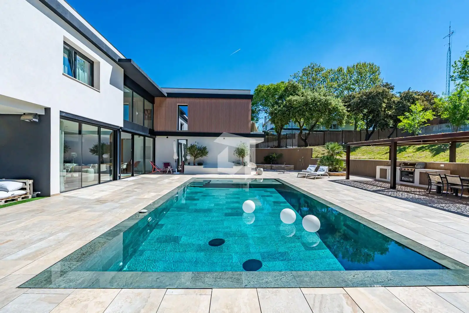 Swimming pool of Houses for sale in Pozuelo de Alarcón  with Air Conditioner, Heating and Terrace