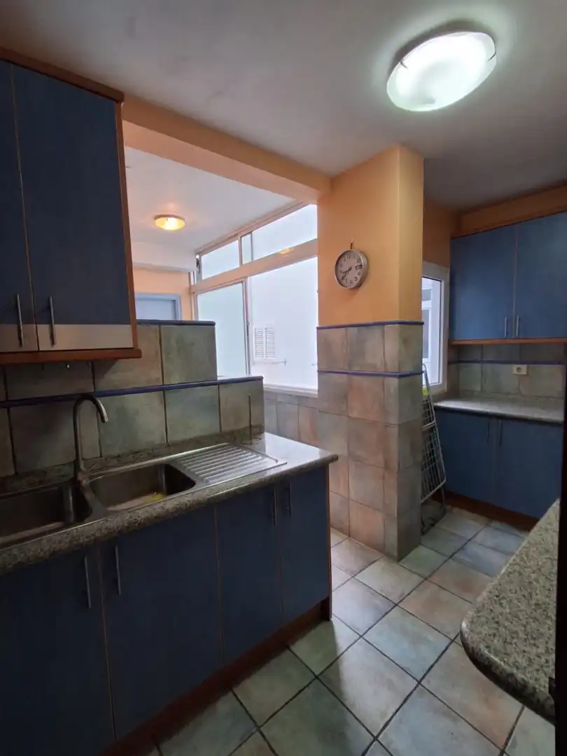 Cocina de Piso de alquiler en Las Palmas de Gran Canaria con Parquet, Horno y Balcón