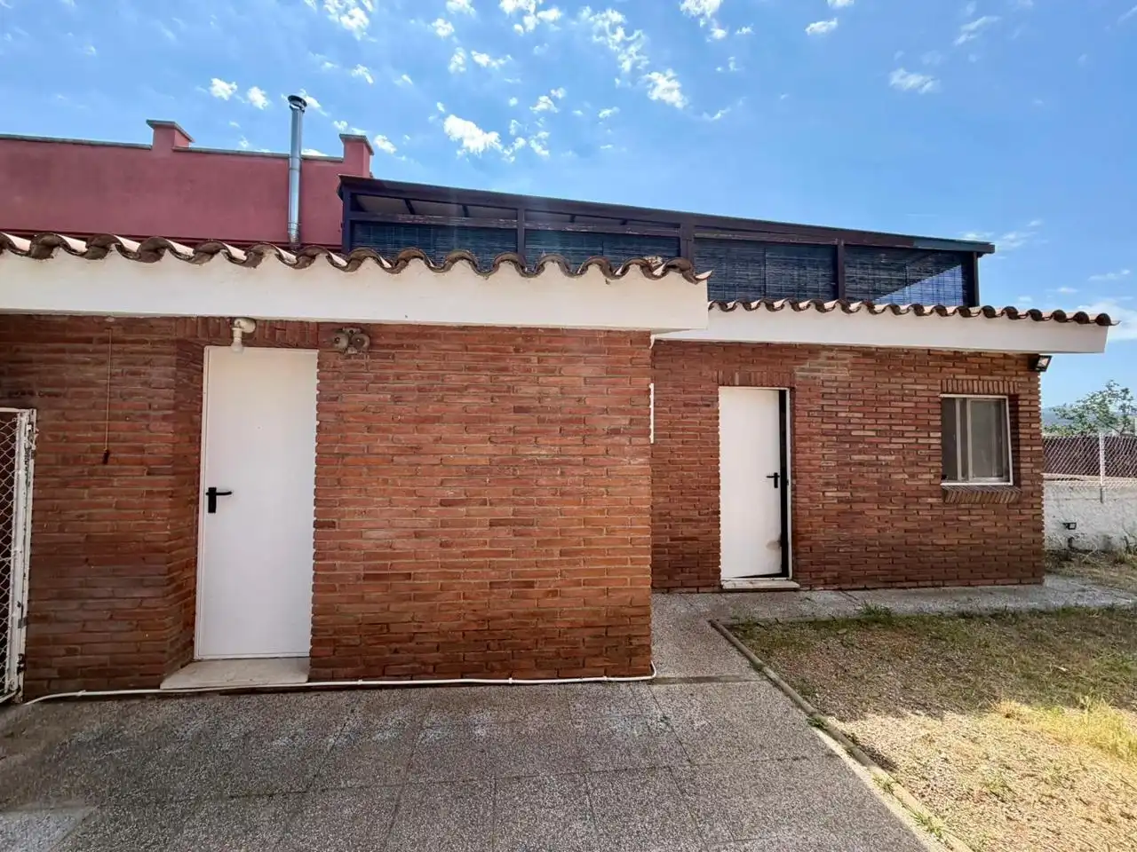 Vista exterior de Casa o xalet en venda en Montcada i Reixac amb Aire condicionat, Calefacció i Jardí privat