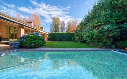 Swimming pool of House or chalet for sale in Pozuelo de Alarcón  with Air Conditioner, Heating and Private garden