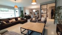 Sala d'estar de Casa o xalet en venda en Campo Real amb Aire condicionat, Calefacció i Jardí privat