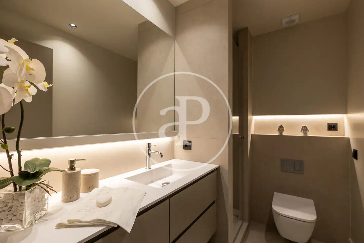 Badezimmer von Wohnung zum Verkauf in Barcelona mit Klimaanlage, Heizung und Terrasse