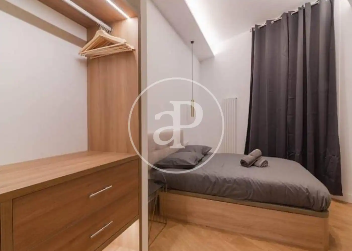 Dormitori de Pis de lloguer en Madrid amb Aire condicionat, Calefacció i Moblat