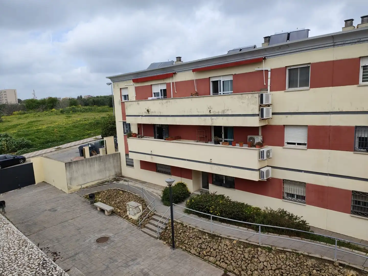 Außenansicht von Wohnung zum Verkauf in Tomares mit Klimaanlage, Terrasse und Abstellraum