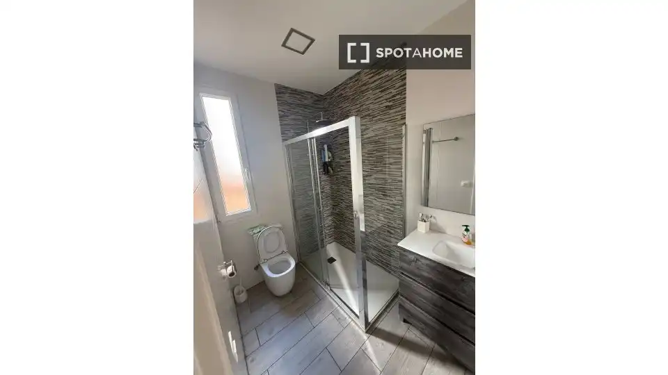 Bany de Pis de lloguer en  Madrid Capital amb Aire condicionat, Calefacció i Moblat