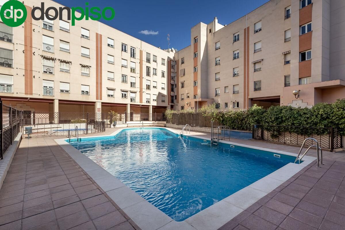 Swimming pool of Flat for sale in  Granada Capital  with Air Conditioner, Private garden and Community pool