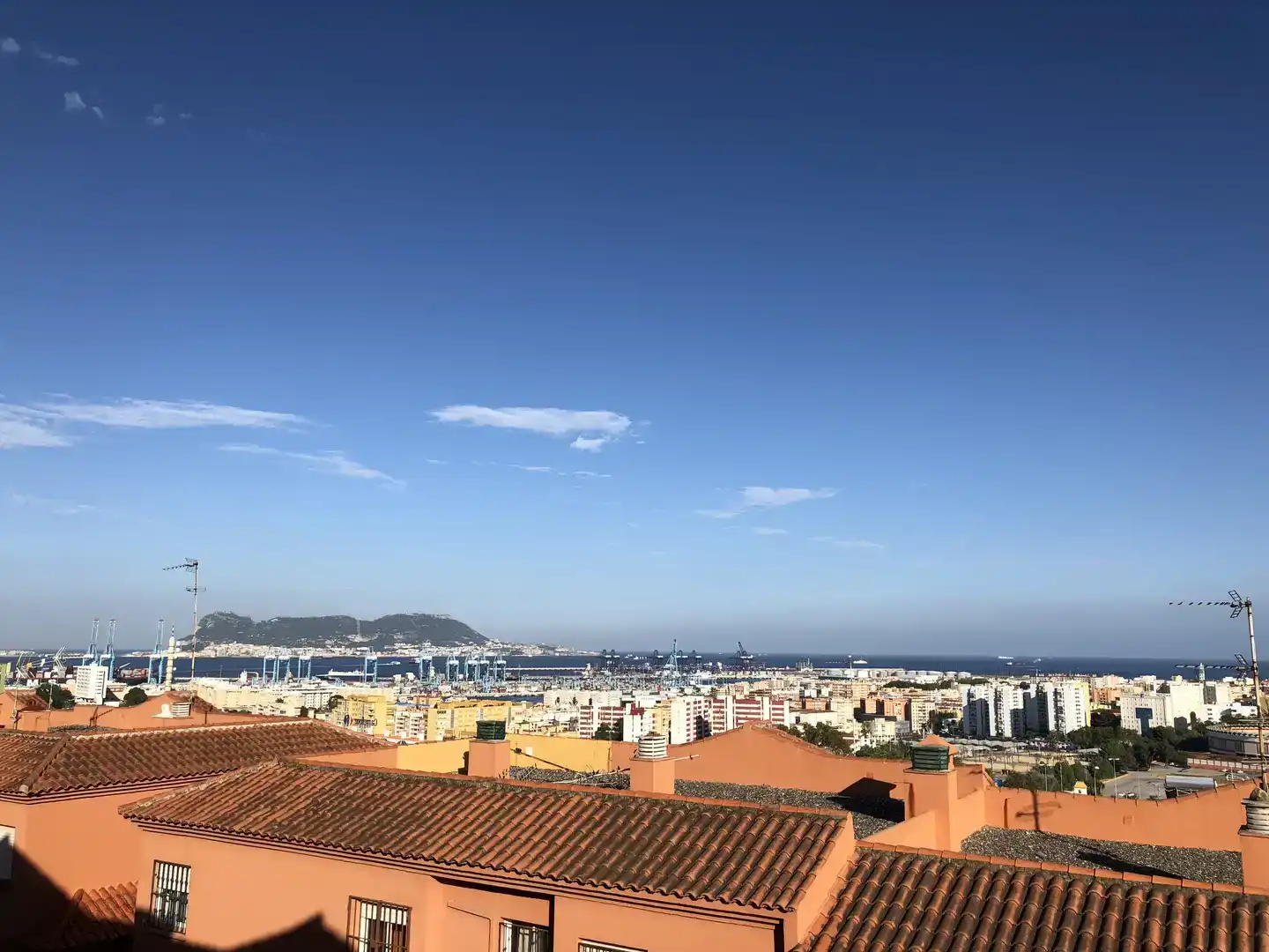 Vista exterior de Casa adosada en venda en Algeciras amb Aire condicionat i Balcó