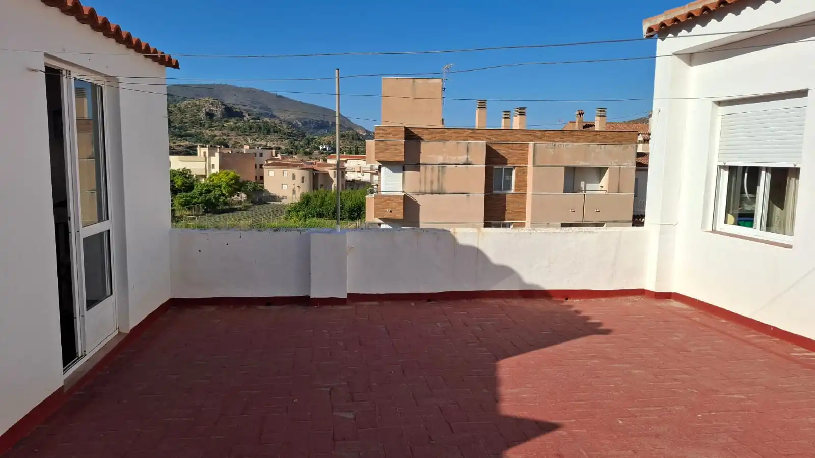 Terrasse von Einfamilien-Reihenhaus zum Verkauf in Vélez de Benaudalla mit Privatgarten, Terrasse und Möbliert