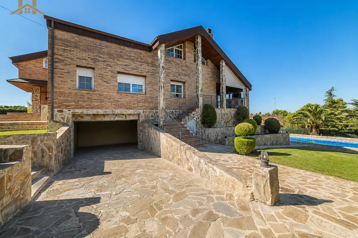 Vista exterior de Casa o chalet en venta en Villaviciosa de Odón con Aire acondicionado, Calefacción y Jardín privado