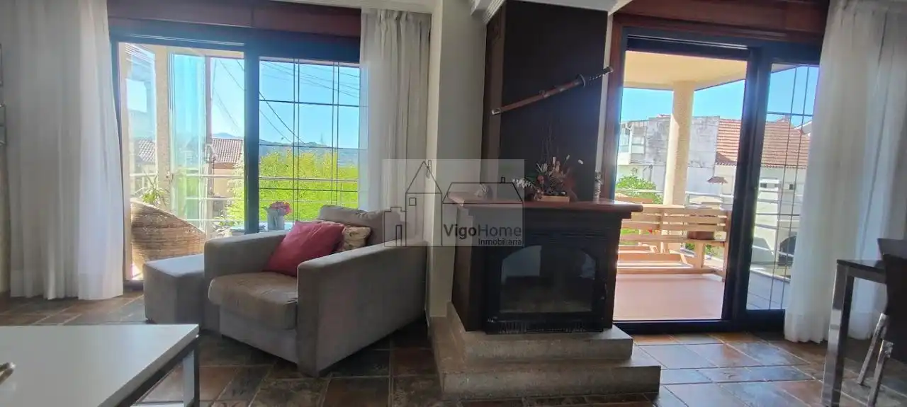 Sala d'estar de Casa o xalet en venda en Moaña amb Calefacció, Jardí privat i Terrassa