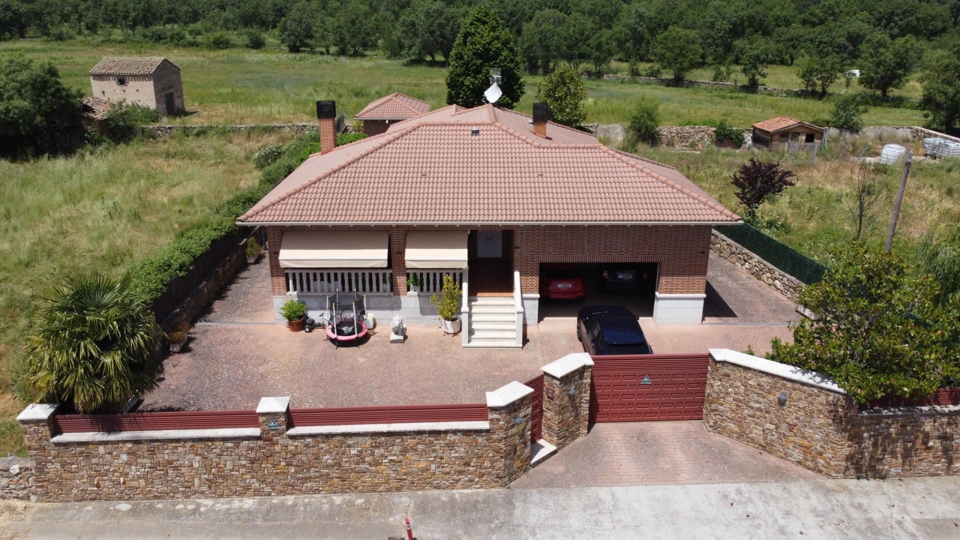 Vista exterior de Casa o chalet en venta en Gargantilla del Lozoya con Calefacción, Jardín privado y Terraza