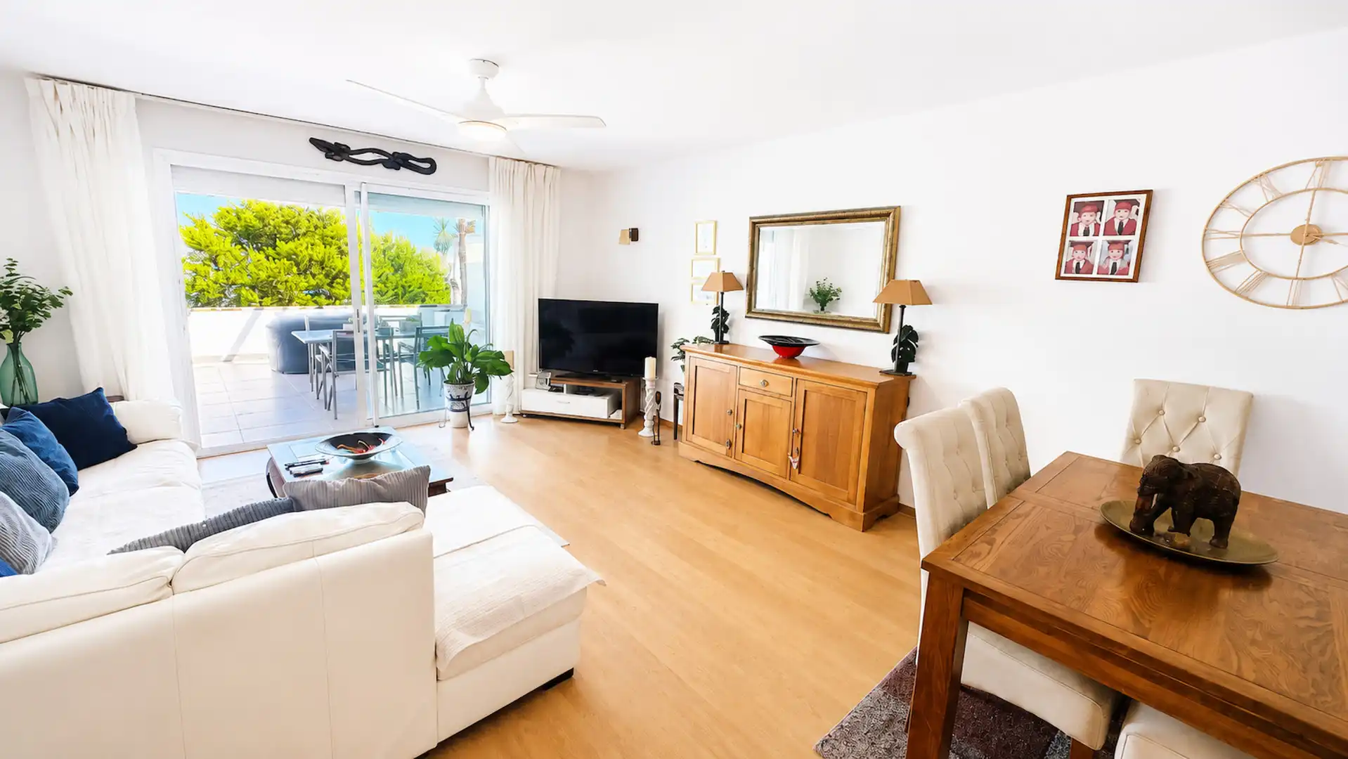 Sala de estar de Apartamento en venta en Estepona con Terraza, Piscina y Piscina comunitaria