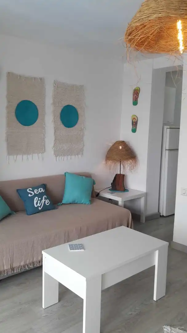 Sala de estar de Apartamento en venta en Benidorm con Parquet, Piscina y Amueblado