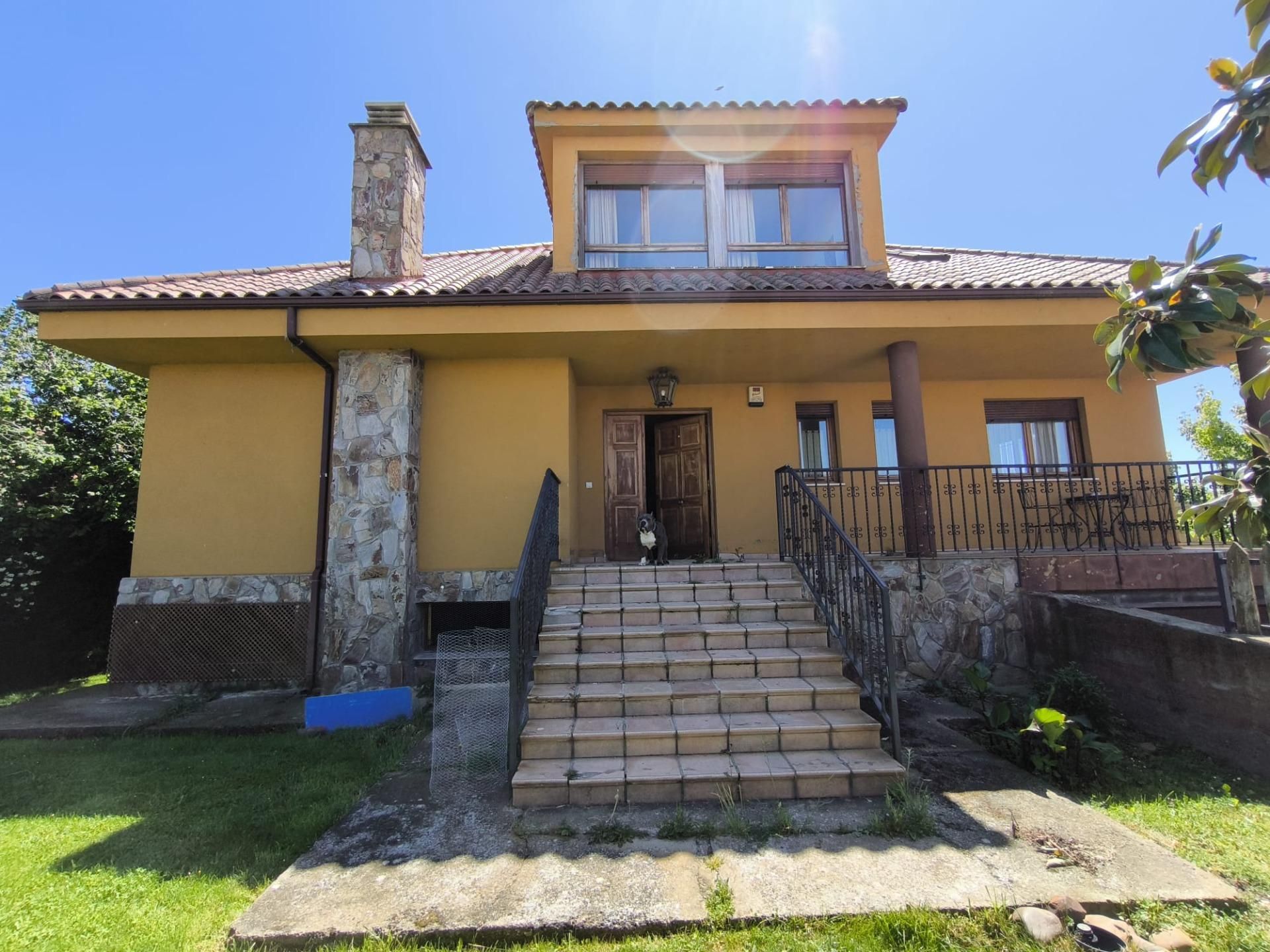 Vista exterior de Casa o xalet en venda en Villaturiel amb Calefacció, Jardí privat i Terrassa