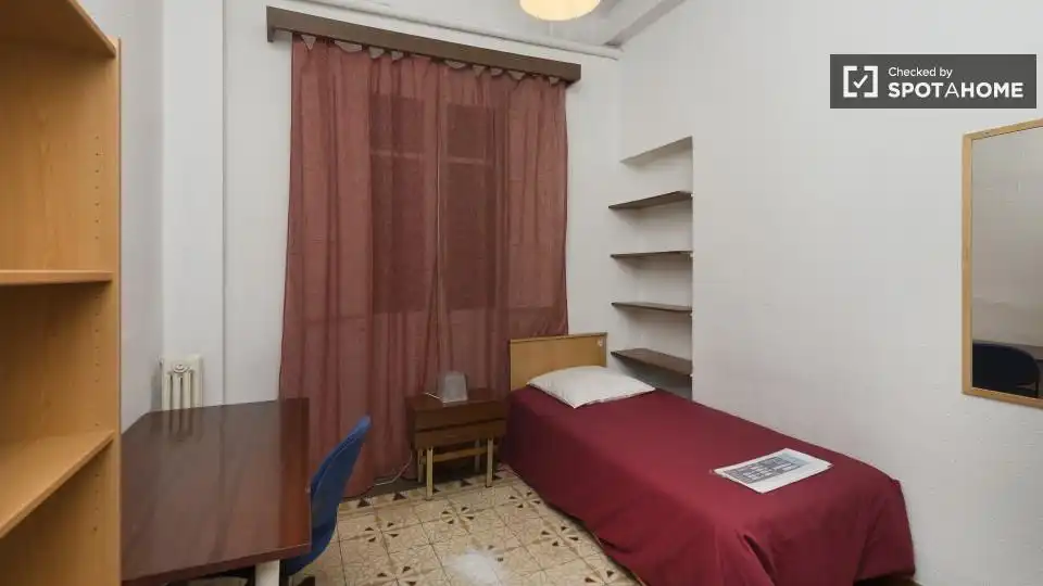 Bedroom of Flat for share in Madrid  with Air Conditioner, Heating and Terrace