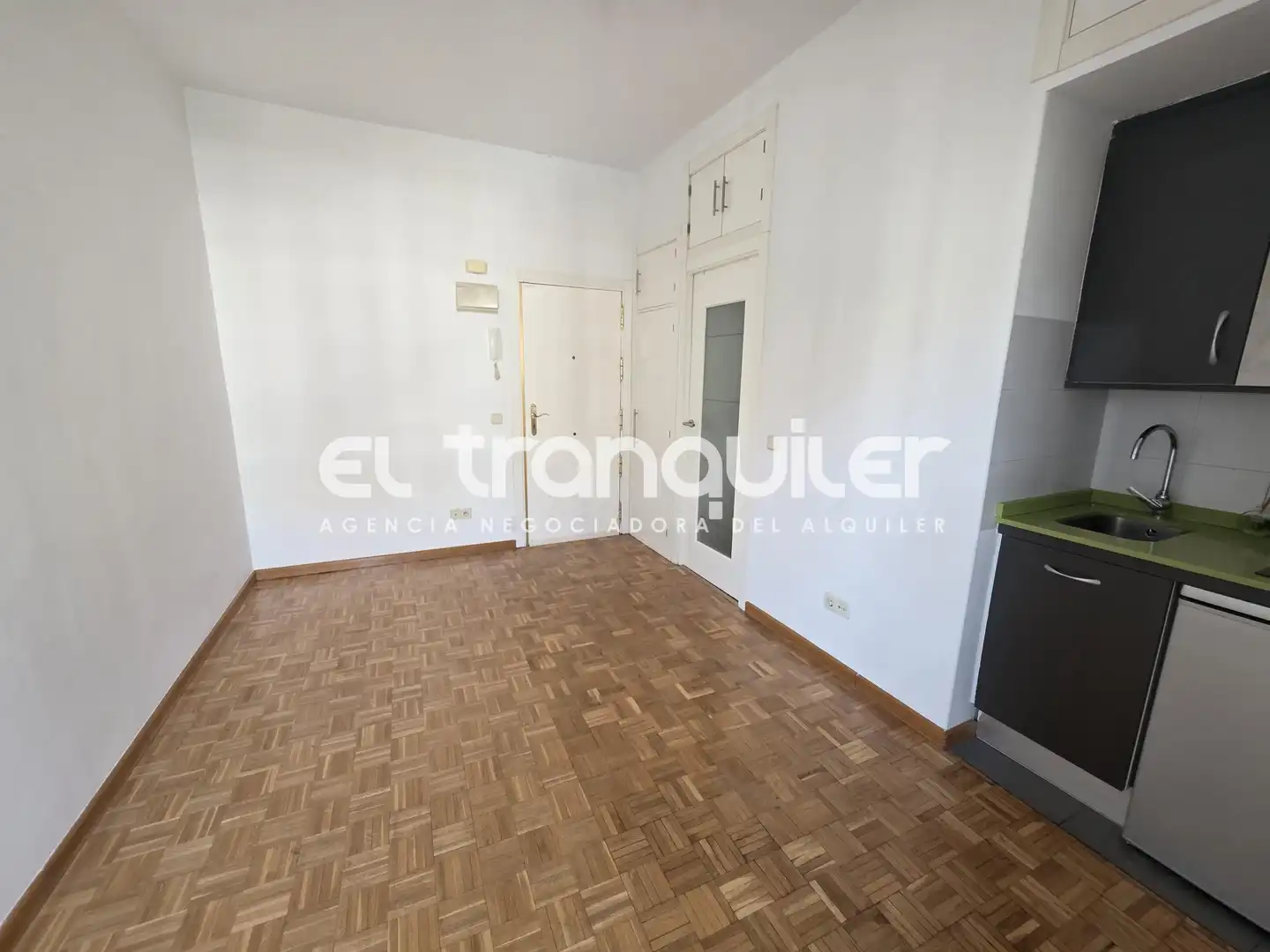 Bedroom of Study for rent in Madrid  with Air Conditioner, Parquet flooring and Washing machine