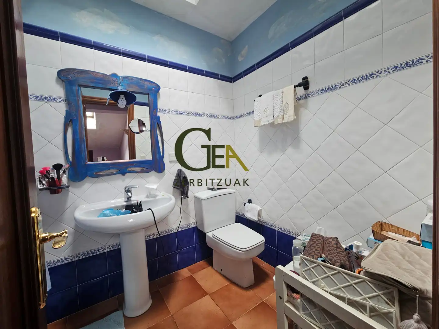 Badezimmer von Einfamilien-Reihenhaus zum Verkauf in Alkiza mit Heizung, Privatgarten und Terrasse