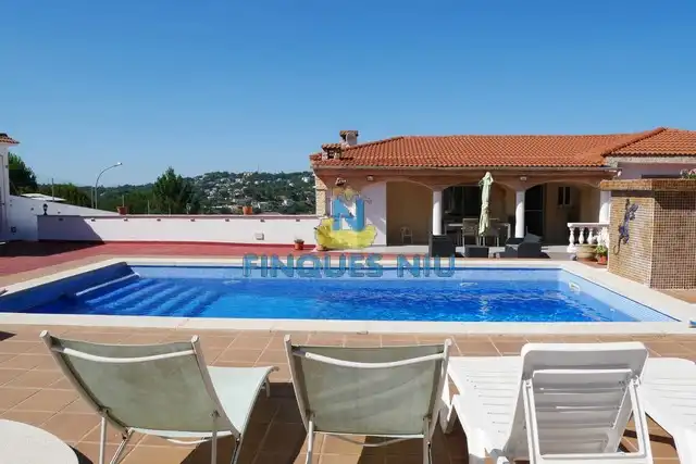 Xalet amb piscina en venda a Avinguda Rafael Albertí