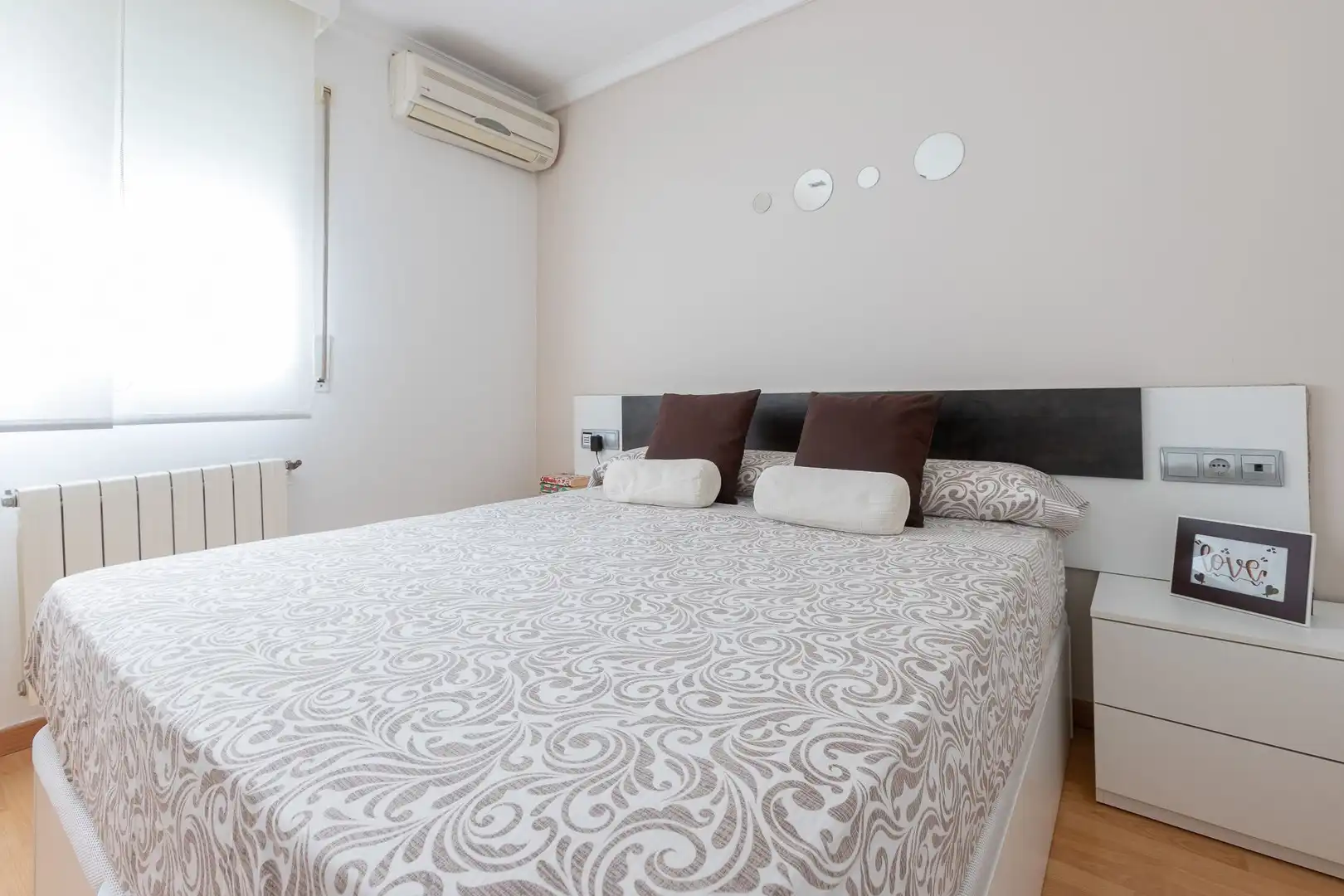 Schlafzimmer von Einfamilien-Reihenhaus zum Verkauf in Roses mit Klimaanlage, Heizung und Terrasse