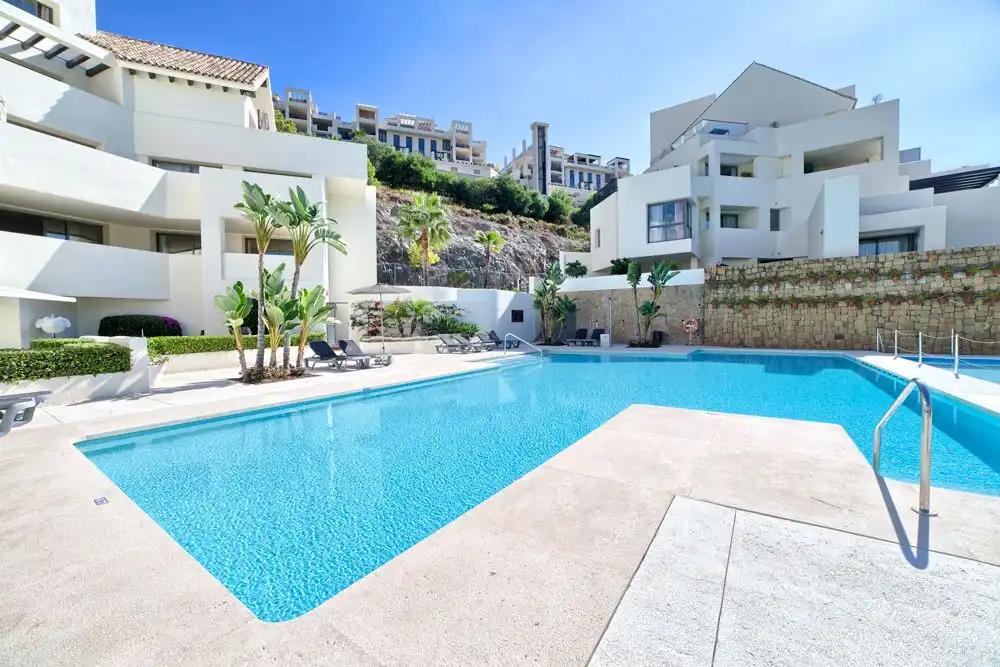 Piscina de Apartamento de alquiler en Benahavís con Aire acondicionado, Calefacción y Jardín privado