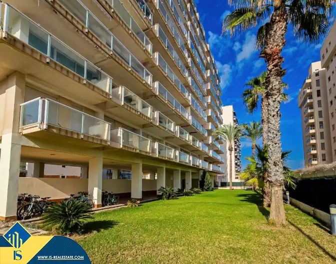 Vista exterior de Dúplex en venta en Guardamar del Segura con Terraza, Amueblado y Piscina comunitaria